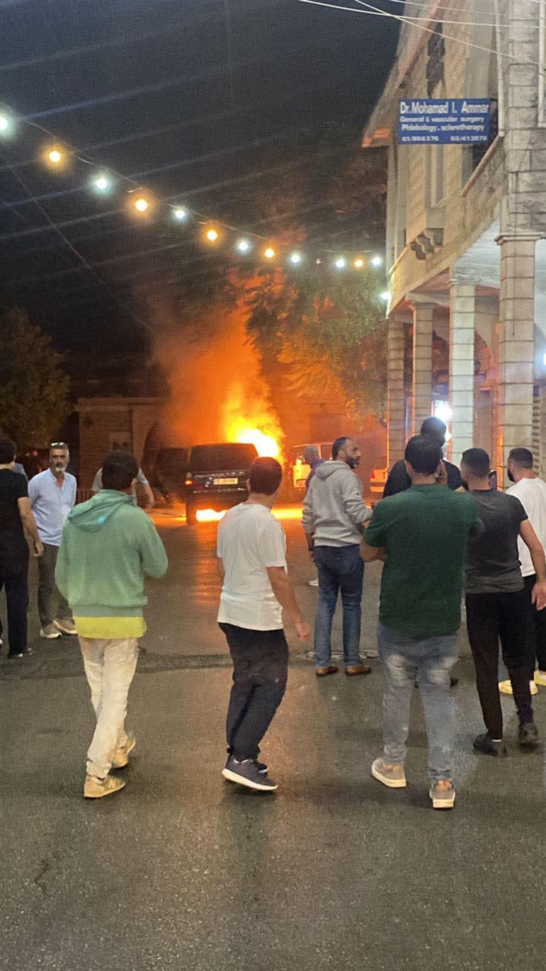 بالصور: حريق شب بسيارة رباعية الدفع... وإنقاذ أم وولدها! بالصور: حريق شب بسيارة رباعية الدفع... وإنقاذ أم وولدها!