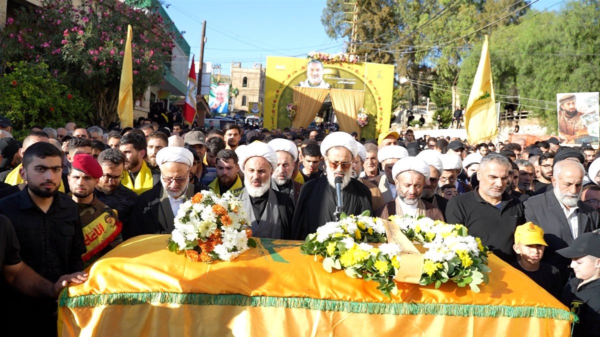 تشييع حاشد في حاروف للشهيد عباس حسن كركي (أبو جهاد) الذي ارتقى بغارة إسرائيلية تشييع حاشد في حاروف للشهيد عباس حسن كركي (أبو جهاد) الذي ارتقى بغارة إسرائيلية