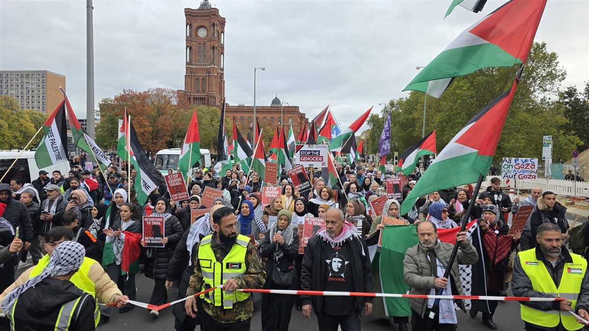 مظاهرة حاشدة في قلب برلين: صوت فلسطيني موحد يصدح ضد الإبادة في غزة مظاهرة حاشدة في قلب برلين: صوت فلسطيني موحد يصدح ضد الإبادة في غزة