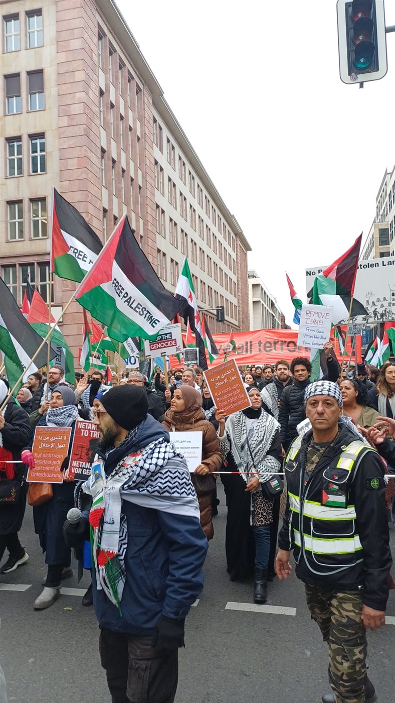 مظاهرة حاشدة في قلب برلين: صوت فلسطيني موحد يصدح ضد الإبادة في غزة مظاهرة حاشدة في قلب برلين: صوت فلسطيني موحد يصدح ضد الإبادة في غزة