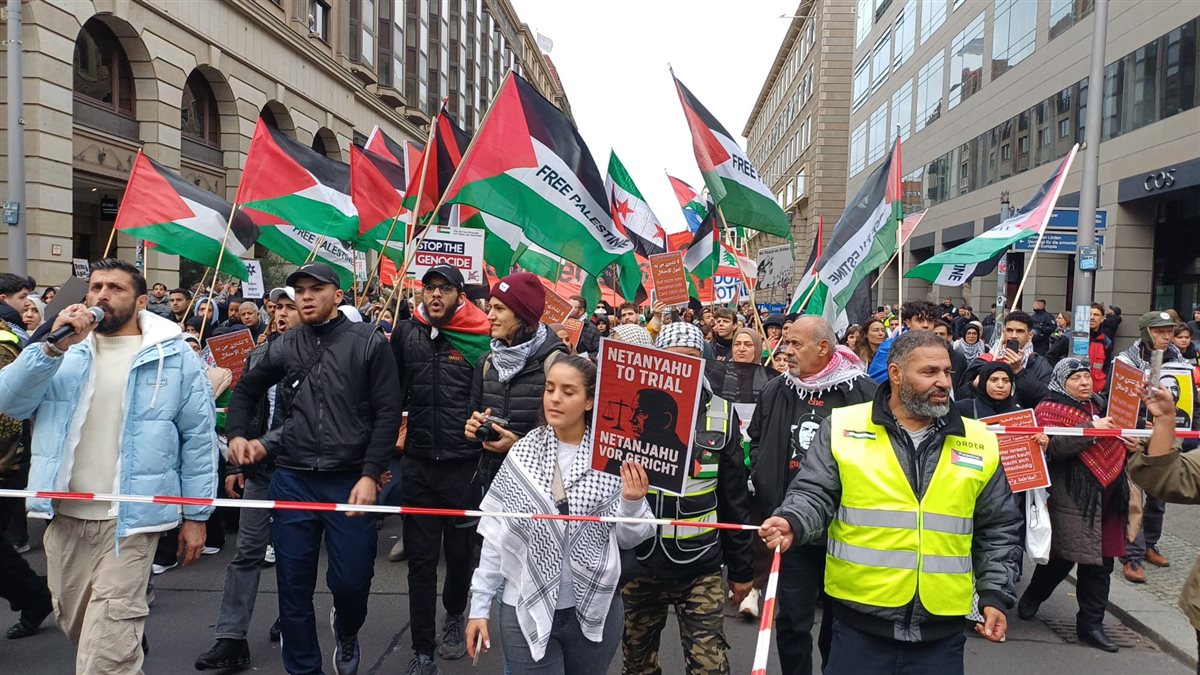 مظاهرة حاشدة في قلب برلين: صوت فلسطيني موحد يصدح ضد الإبادة في غزة مظاهرة حاشدة في قلب برلين: صوت فلسطيني موحد يصدح ضد الإبادة في غزة