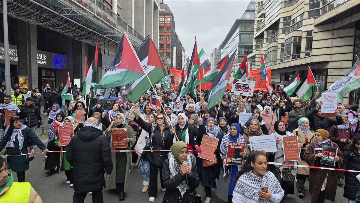 مظاهرة حاشدة في قلب برلين: صوت فلسطيني موحد يصدح ضد الإبادة في غزة مظاهرة حاشدة في قلب برلين: صوت فلسطيني موحد يصدح ضد الإبادة في غزة