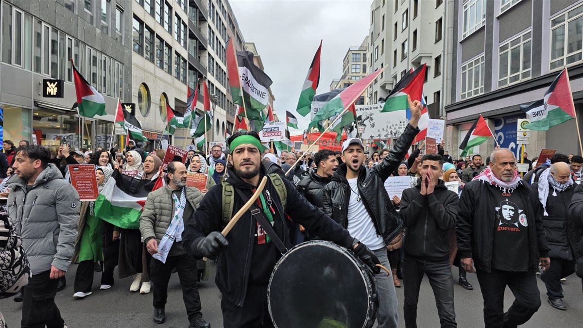 مظاهرة حاشدة في قلب برلين: صوت فلسطيني موحد يصدح ضد الإبادة في غزة مظاهرة حاشدة في قلب برلين: صوت فلسطيني موحد يصدح ضد الإبادة في غزة