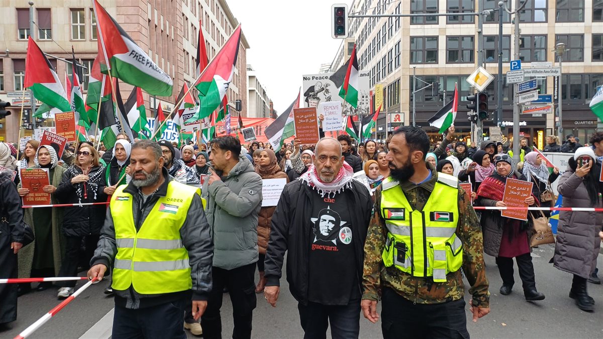 مظاهرة حاشدة في قلب برلين: صوت فلسطيني موحد يصدح ضد الإبادة في غزة مظاهرة حاشدة في قلب برلين: صوت فلسطيني موحد يصدح ضد الإبادة في غزة