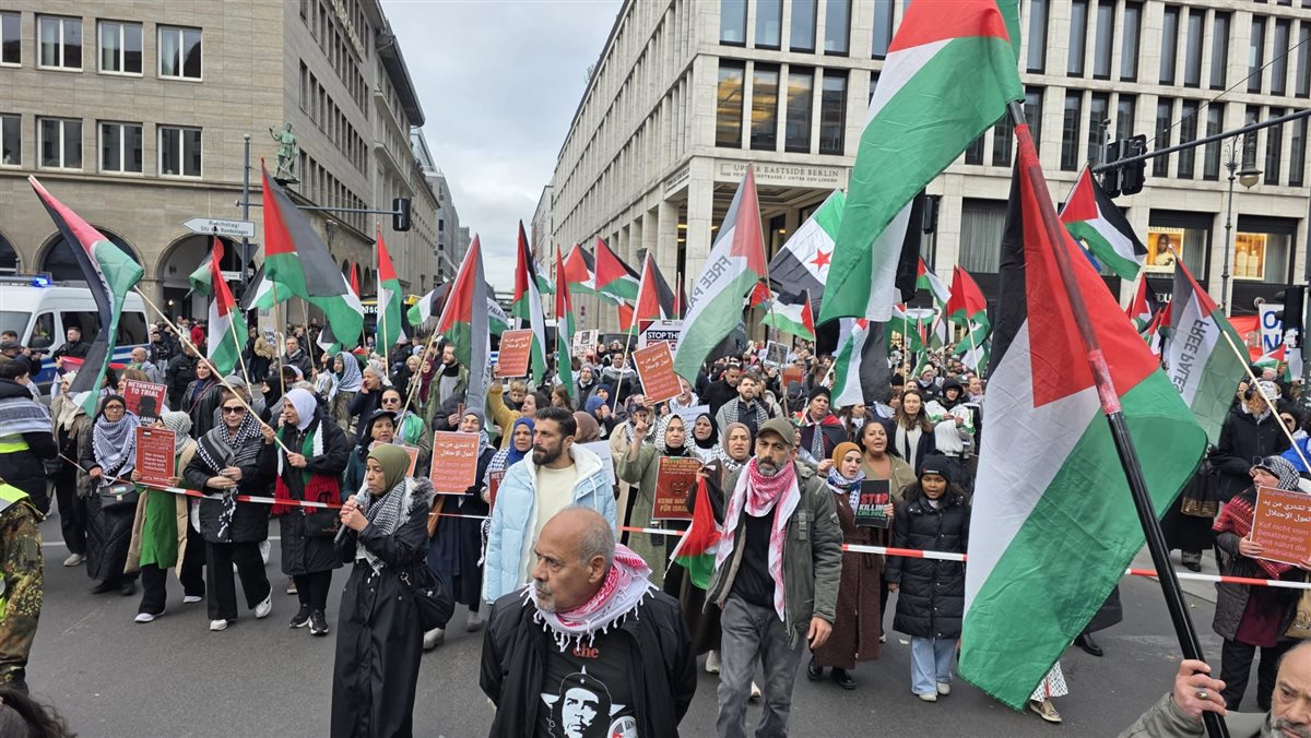 مظاهرة حاشدة في قلب برلين: صوت فلسطيني موحد يصدح ضد الإبادة في غزة مظاهرة حاشدة في قلب برلين: صوت فلسطيني موحد يصدح ضد الإبادة في غزة