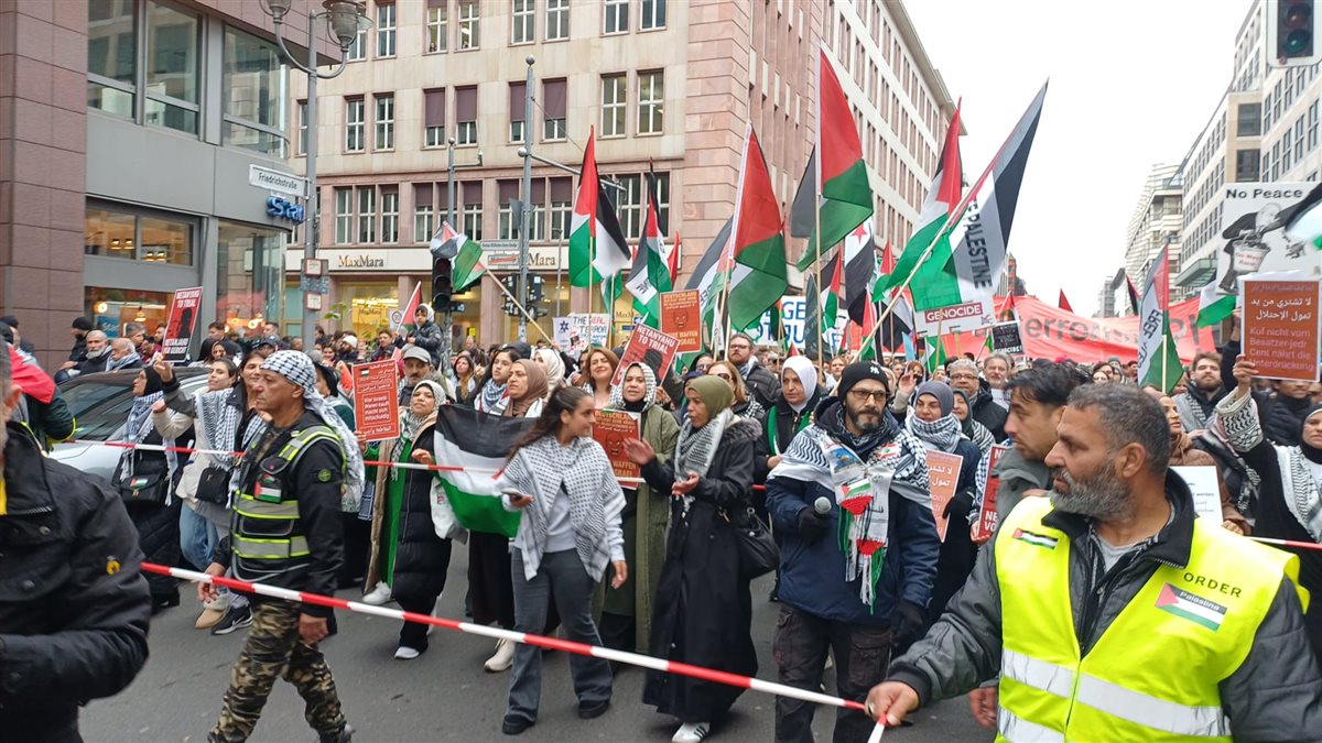 مظاهرة حاشدة في قلب برلين: صوت فلسطيني موحد يصدح ضد الإبادة في غزة مظاهرة حاشدة في قلب برلين: صوت فلسطيني موحد يصدح ضد الإبادة في غزة