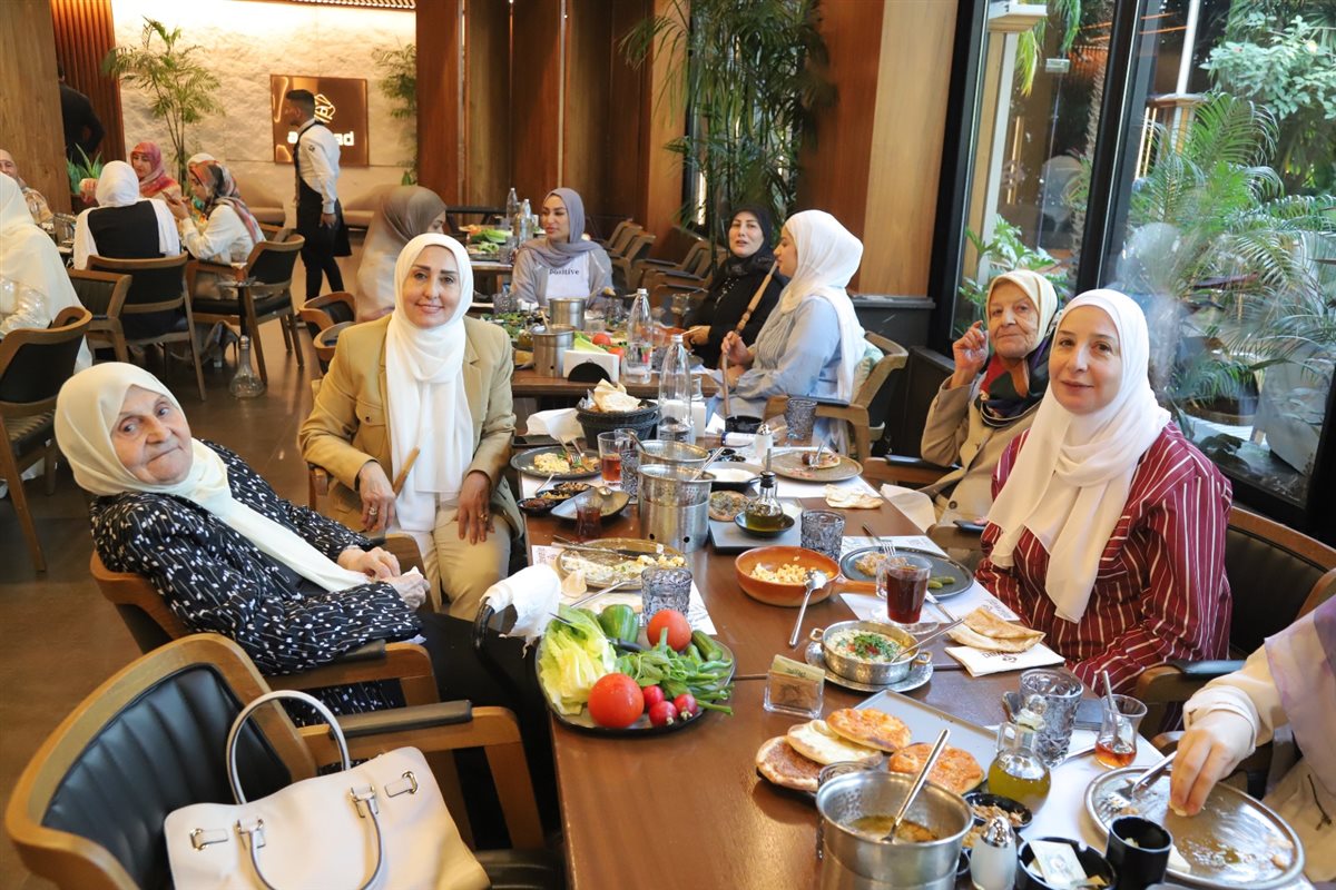 فطور صباحي بمناسبة مولد السيدة زينب (ع) وريع أسعار بطاقاته للعائلات النازحة من الشريط الحدودي فطور صباحي بمناسبة مولد السيدة زينب (ع) وريع أسعار بطاقاته للعائلات النازحة من الشريط الحدودي