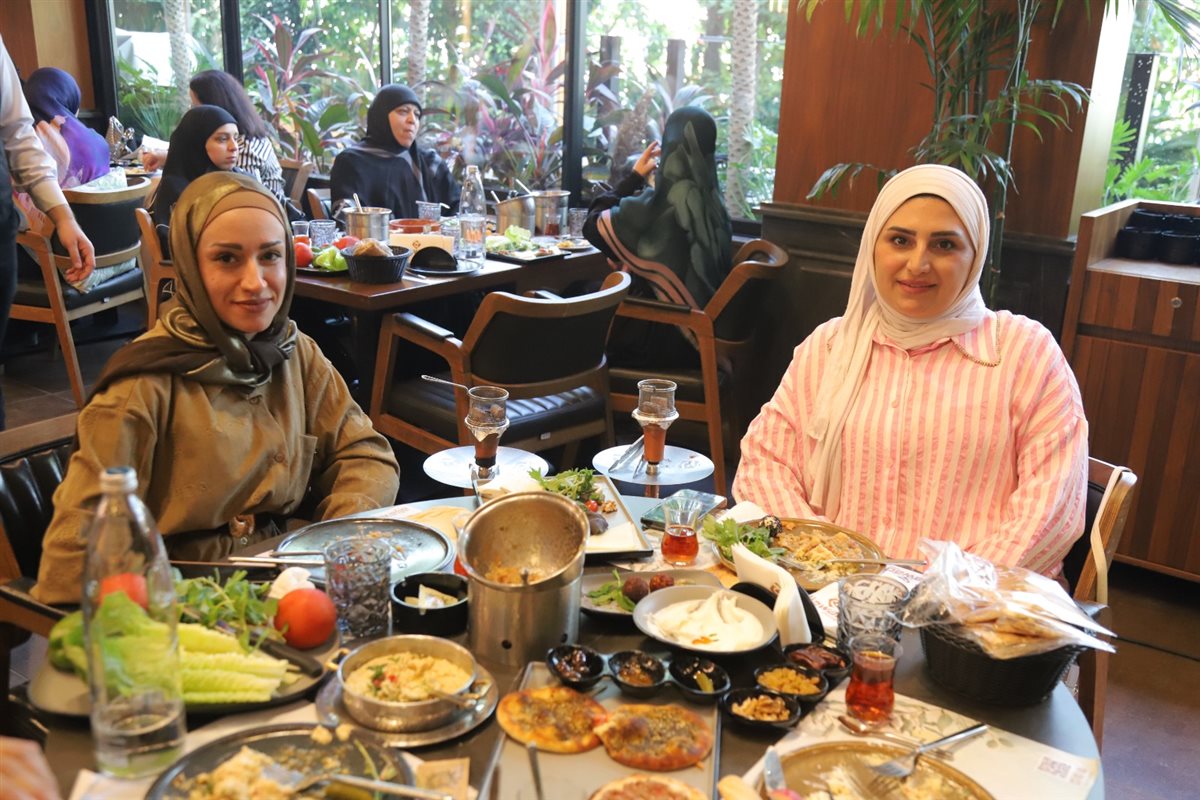 فطور صباحي بمناسبة مولد السيدة زينب (ع) وريع أسعار بطاقاته للعائلات النازحة من الشريط الحدودي فطور صباحي بمناسبة مولد السيدة زينب (ع) وريع أسعار بطاقاته للعائلات النازحة من الشريط الحدودي