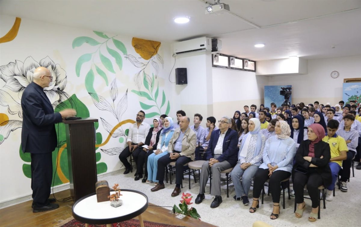 ثانوية السفير استضافت د. مصطفى بدر الدين في لقاء بعنوان: القيم الإنسانية في زمن الصخب ثانوية السفير استضافت د. مصطفى بدر الدين في لقاء بعنوان: القيم الإنسانية في زمن الصخب