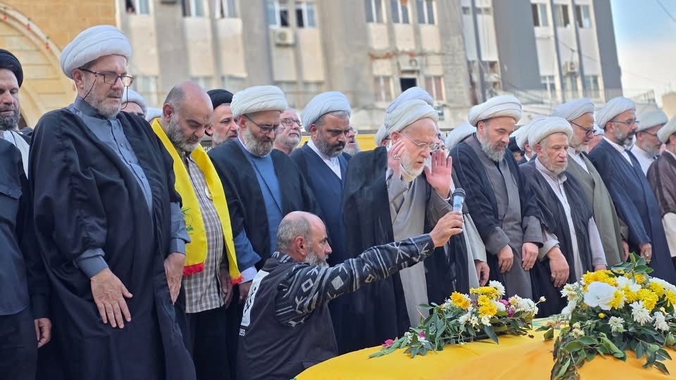 النبطية تشيع خمسة شهداء إثر غارات إسرائيلية وتؤكد التمسك بالمقاومة وحق الدفاع