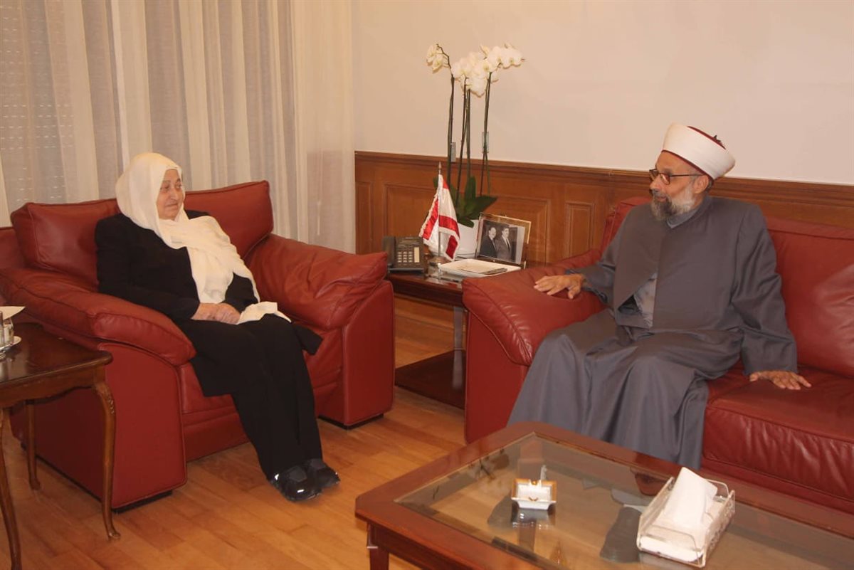 بهية الحريري تبحث شؤونا إنمائية وتهنئ الكابتن الحلاق بجائزة أفضل لاعب