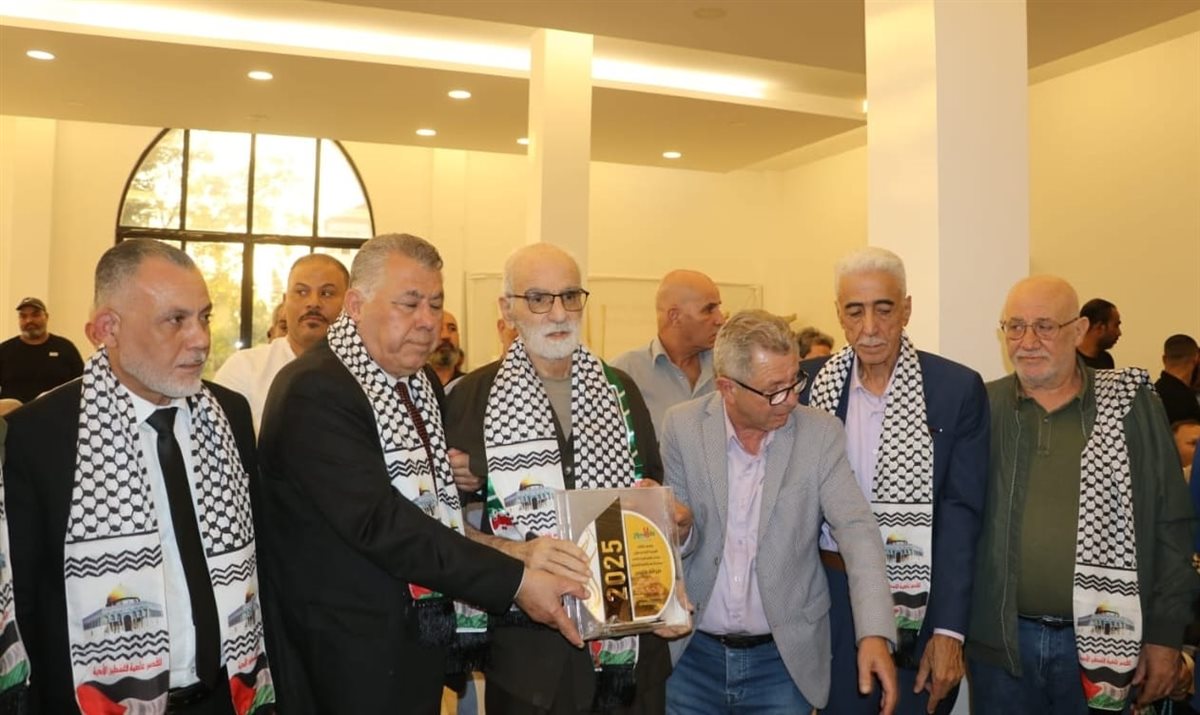 تكريم المربي رفعت شناعة في جناح فلسطين بمعرض الكتاب العربي في صور