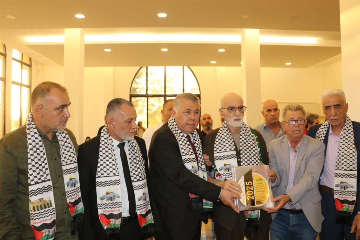 تكريم المربي رفعت شناعة في جناح فلسطين بمعرض الكتاب العربي في صور