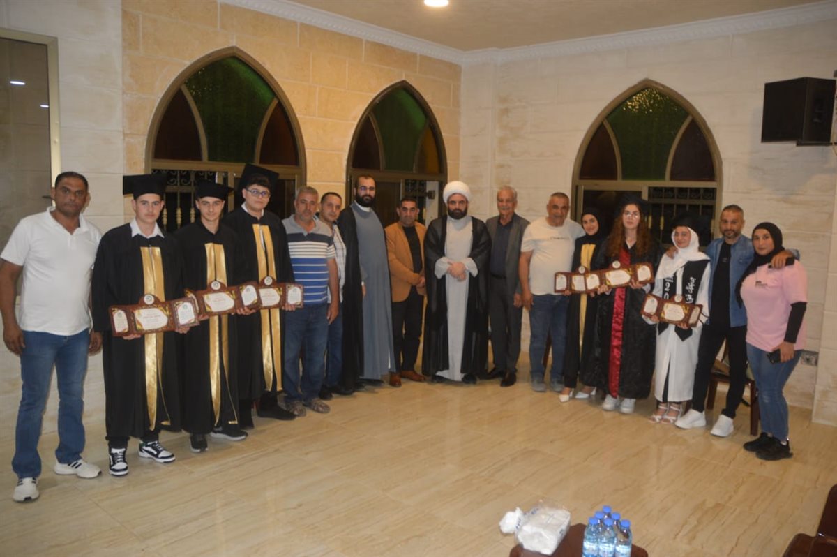 منتدى أهل البيت (ع) في بلدة انصارية يكرم الطلاب المتفوقين ويحتفي بالإعلامي محمد خروبي