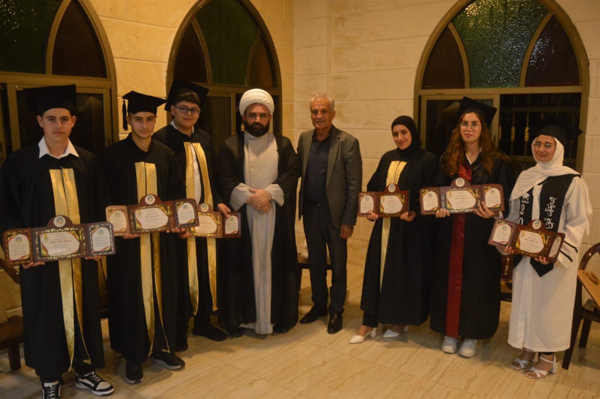 منتدى أهل البيت (ع) في بلدة انصارية يكرم الطلاب المتفوقين ويحتفي بالإعلامي محمد خروبي