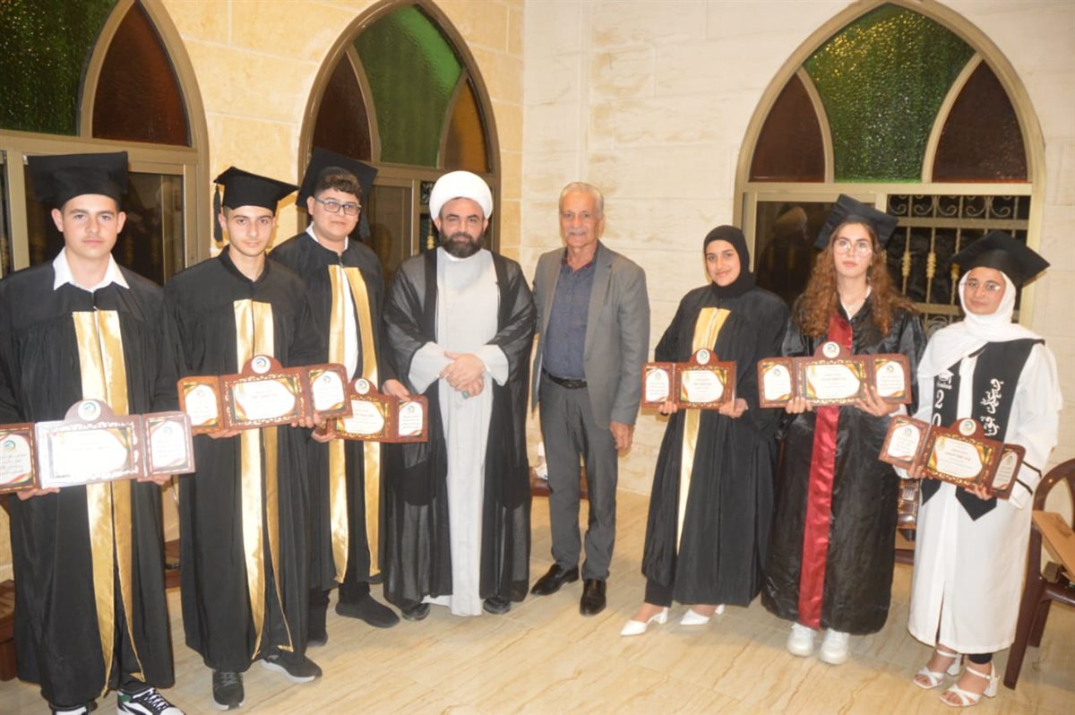 منتدى أهل البيت (ع) في بلدة انصارية يكرم الطلاب المتفوقين ويحتفي بالإعلامي محمد خروبي