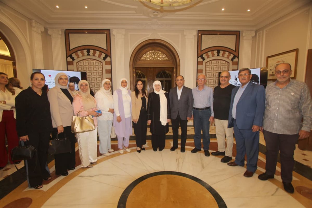 بهية الحريري استقبلت أسرة موظفي مؤسسة الحريري