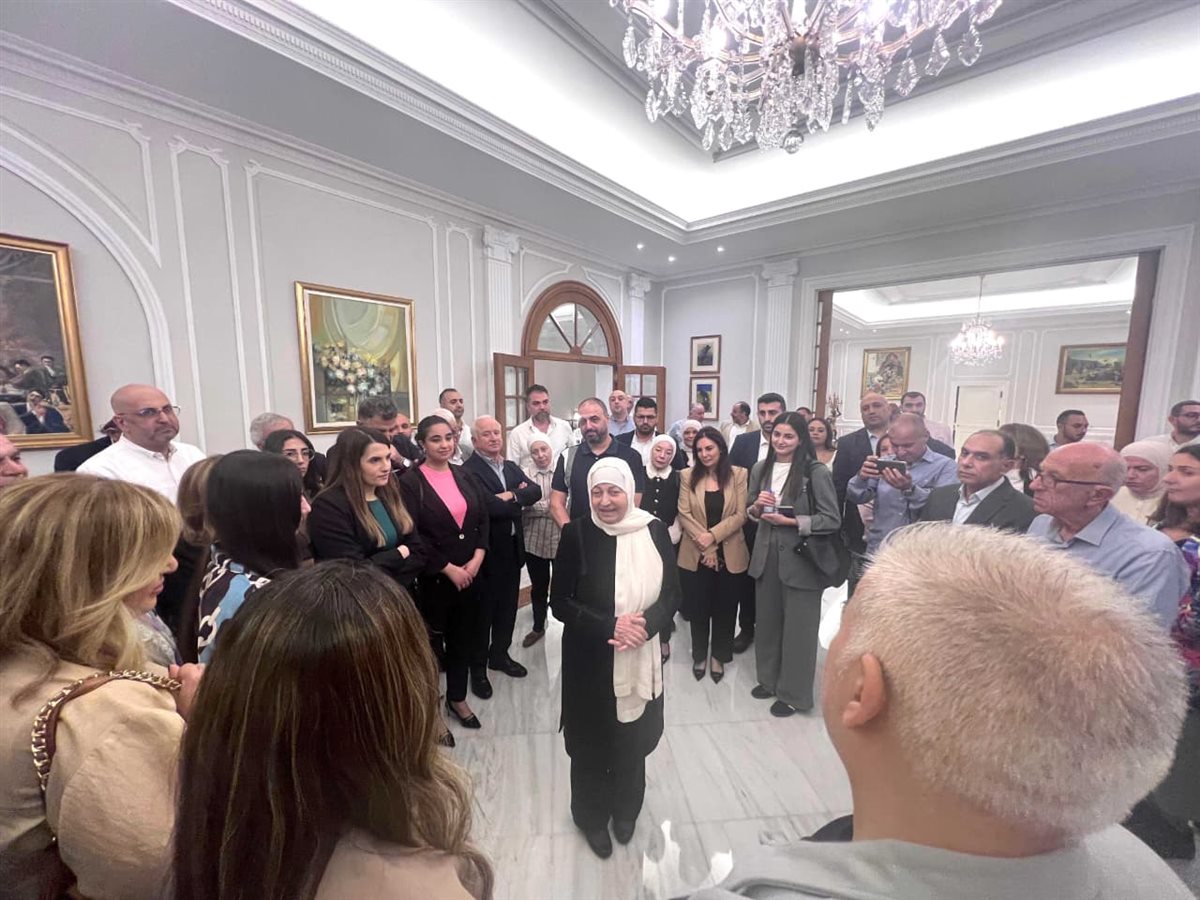 بهية الحريري استقبلت أسرة موظفي مؤسسة الحريري