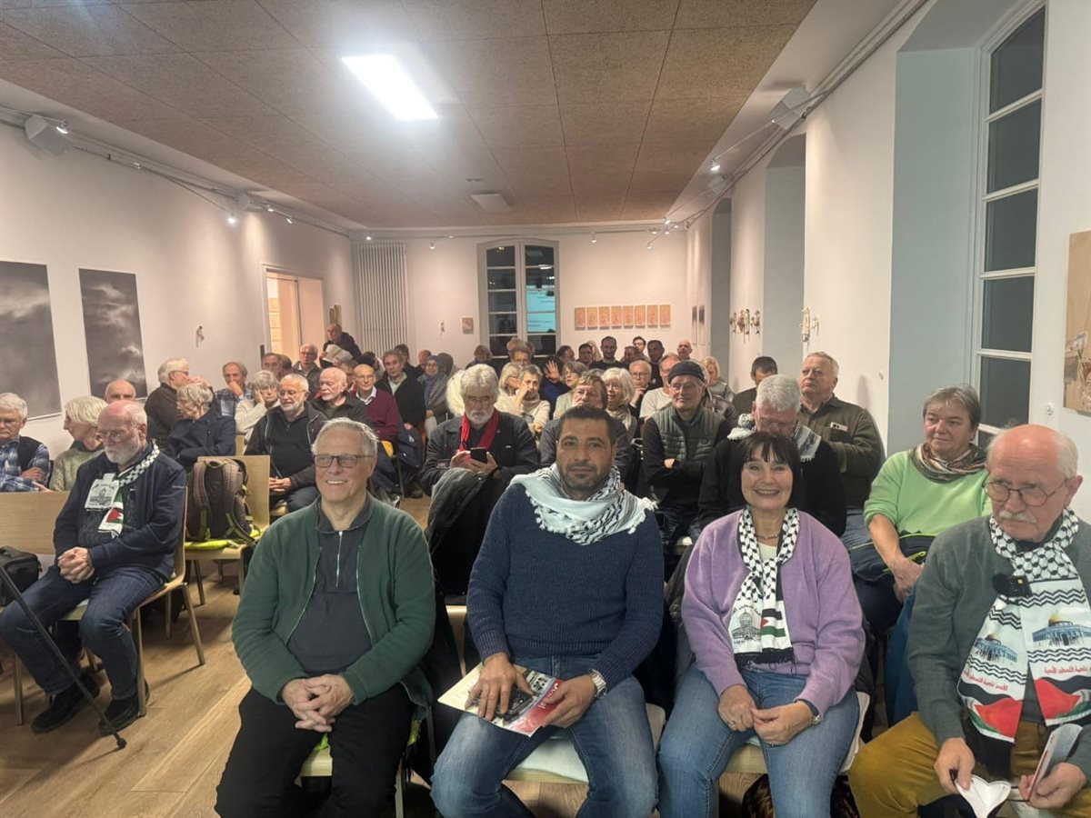 الجالية الفلسطينية في بريمن تنظم ندوة سياسية للصحفية الألمانية كارين لوكفيلد