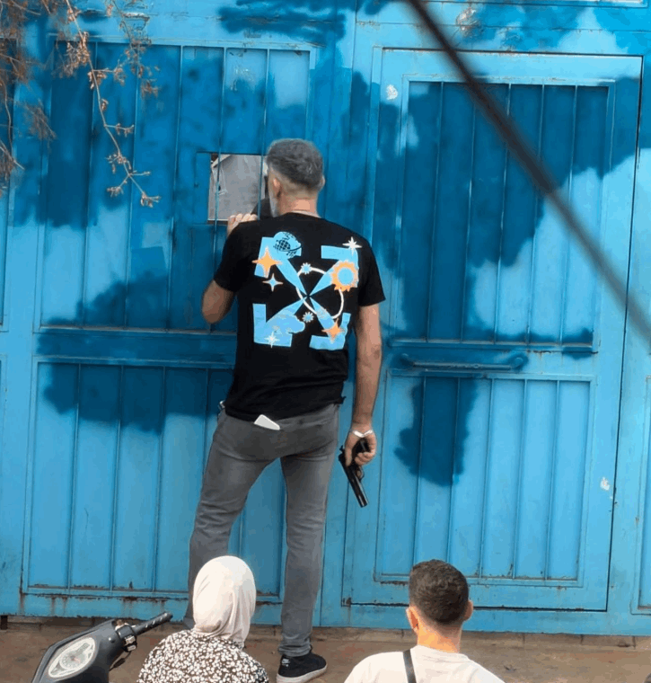 رعب أمام مدرسة.. مسلح يحاول اقتحامها