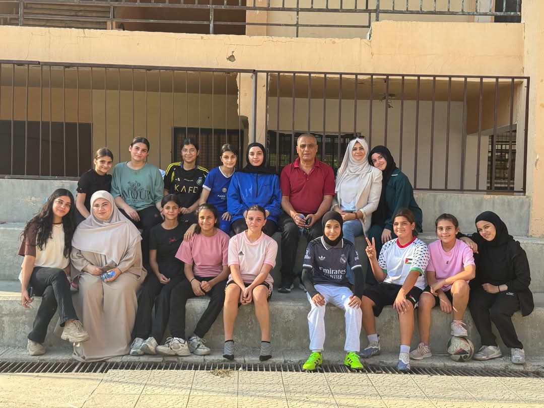 مسؤولة الكرة النسائية تزور فريق فتيات الجليل في مخيم الرشيدية