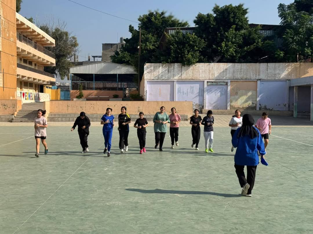 مسؤولة الكرة النسائية تزور فريق فتيات الجليل في مخيم الرشيدية