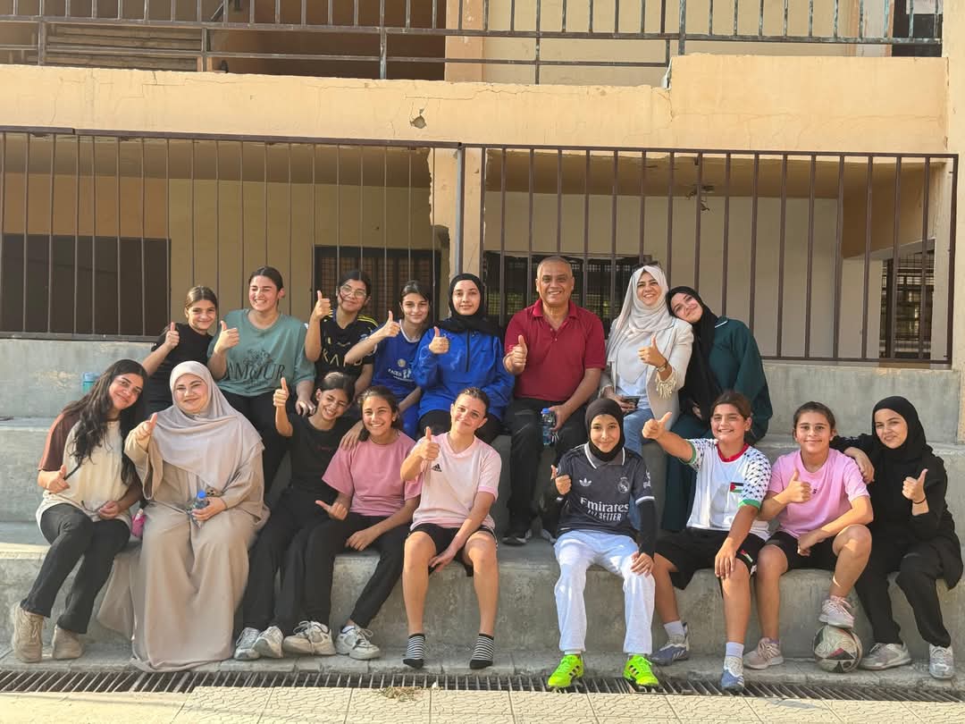 مسؤولة الكرة النسائية تزور فريق فتيات الجليل في مخيم الرشيدية