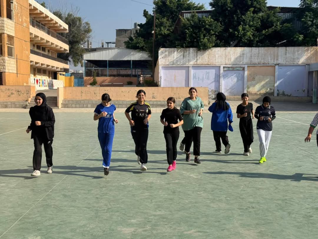 مسؤولة الكرة النسائية تزور فريق فتيات الجليل في مخيم الرشيدية