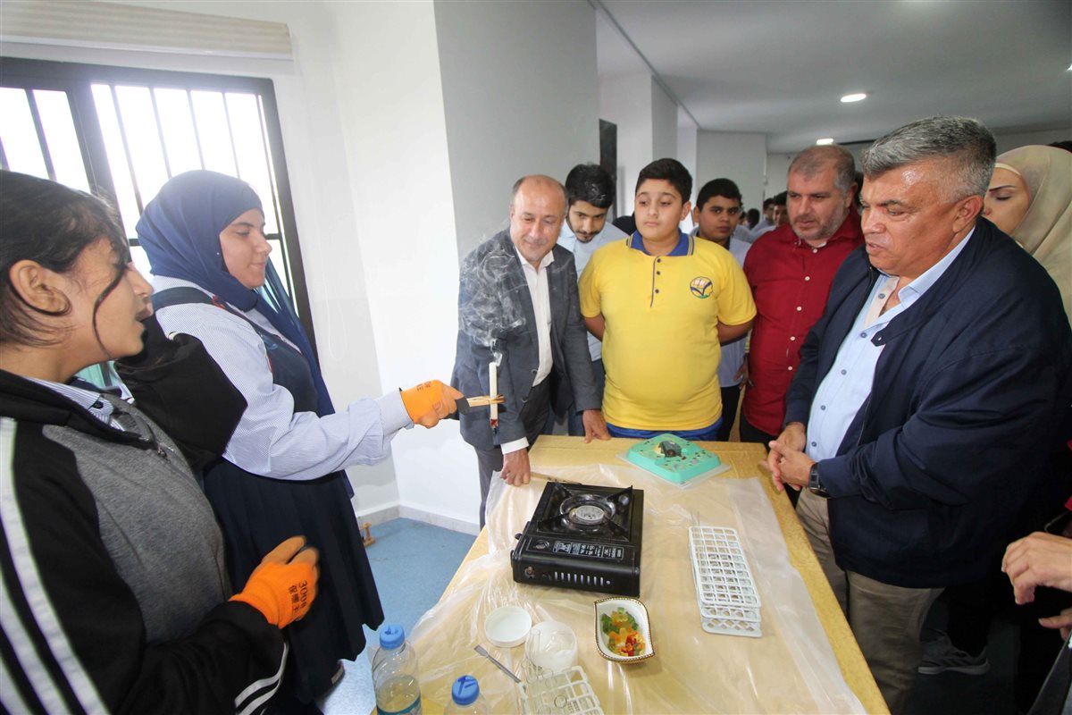 ثانوية السفير استضافت د. جهاد عبود في لقاء حواري ومعرض علمي بعنوان تخبرنا الكيمياء