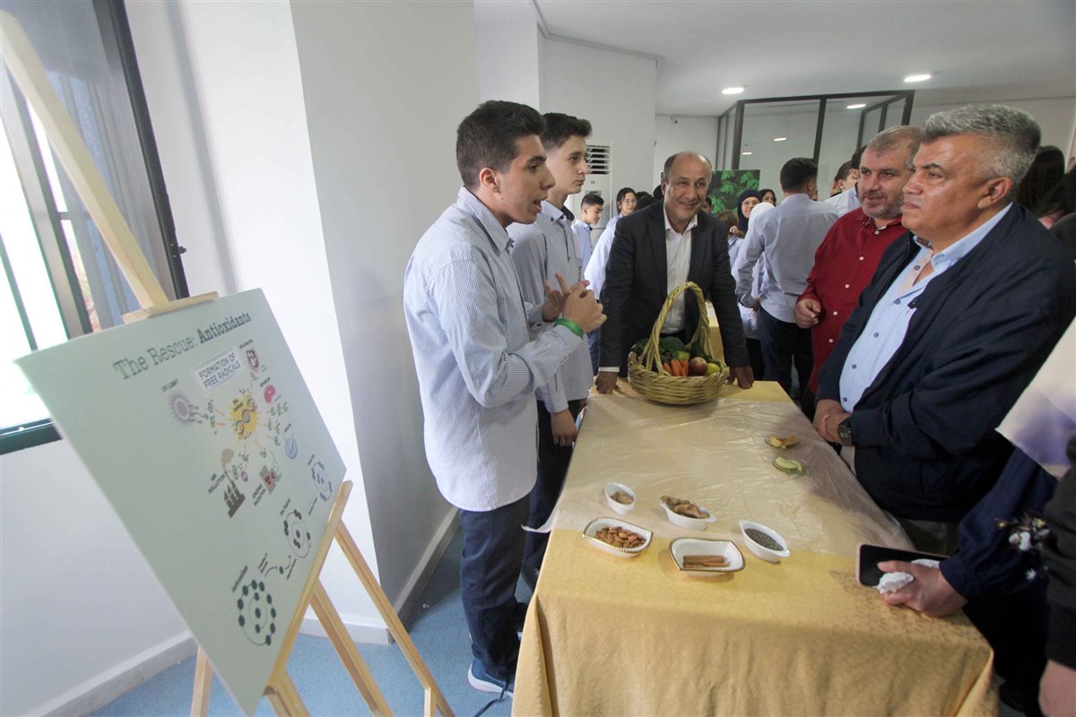 ثانوية السفير استضافت د. جهاد عبود في لقاء حواري ومعرض علمي بعنوان تخبرنا الكيمياء