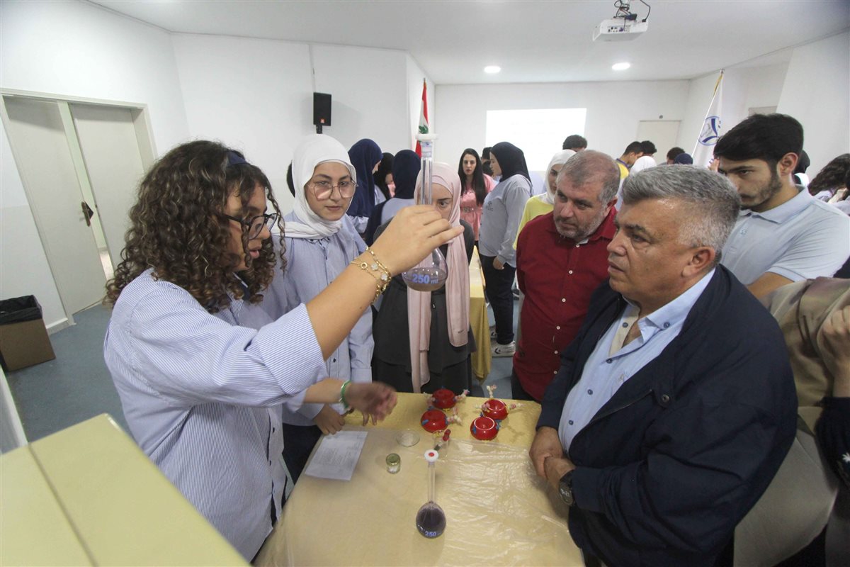 ثانوية السفير استضافت د. جهاد عبود في لقاء حواري ومعرض علمي بعنوان تخبرنا الكيمياء