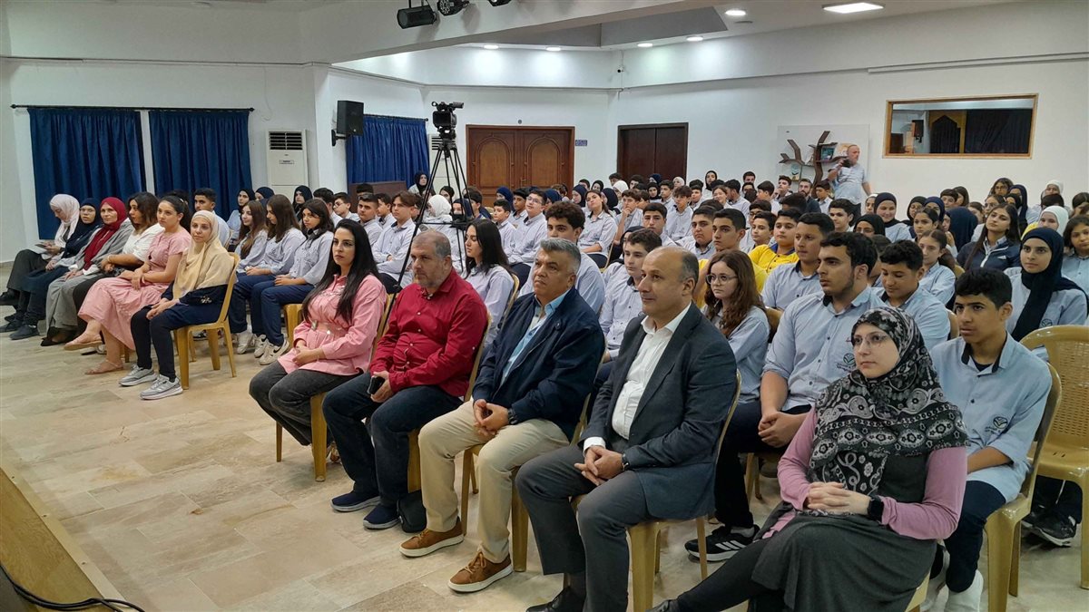 ثانوية السفير استضافت د. جهاد عبود في لقاء حواري ومعرض علمي بعنوان تخبرنا الكيمياء