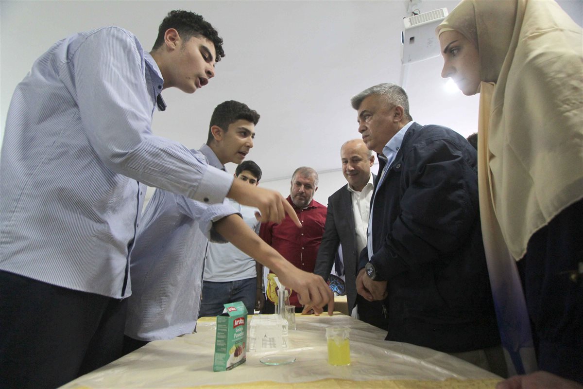 ثانوية السفير استضافت د. جهاد عبود في لقاء حواري ومعرض علمي بعنوان تخبرنا الكيمياء