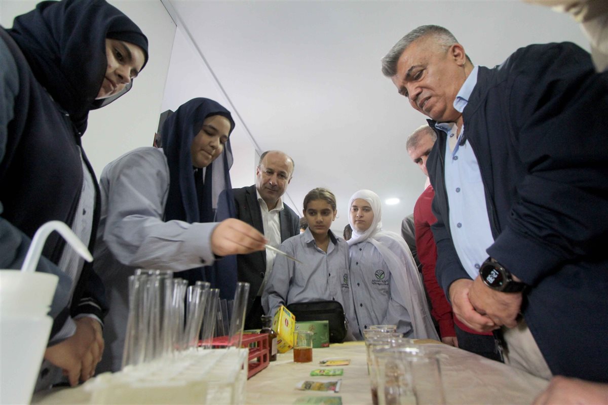 ثانوية السفير استضافت د. جهاد عبود في لقاء حواري ومعرض علمي بعنوان تخبرنا الكيمياء