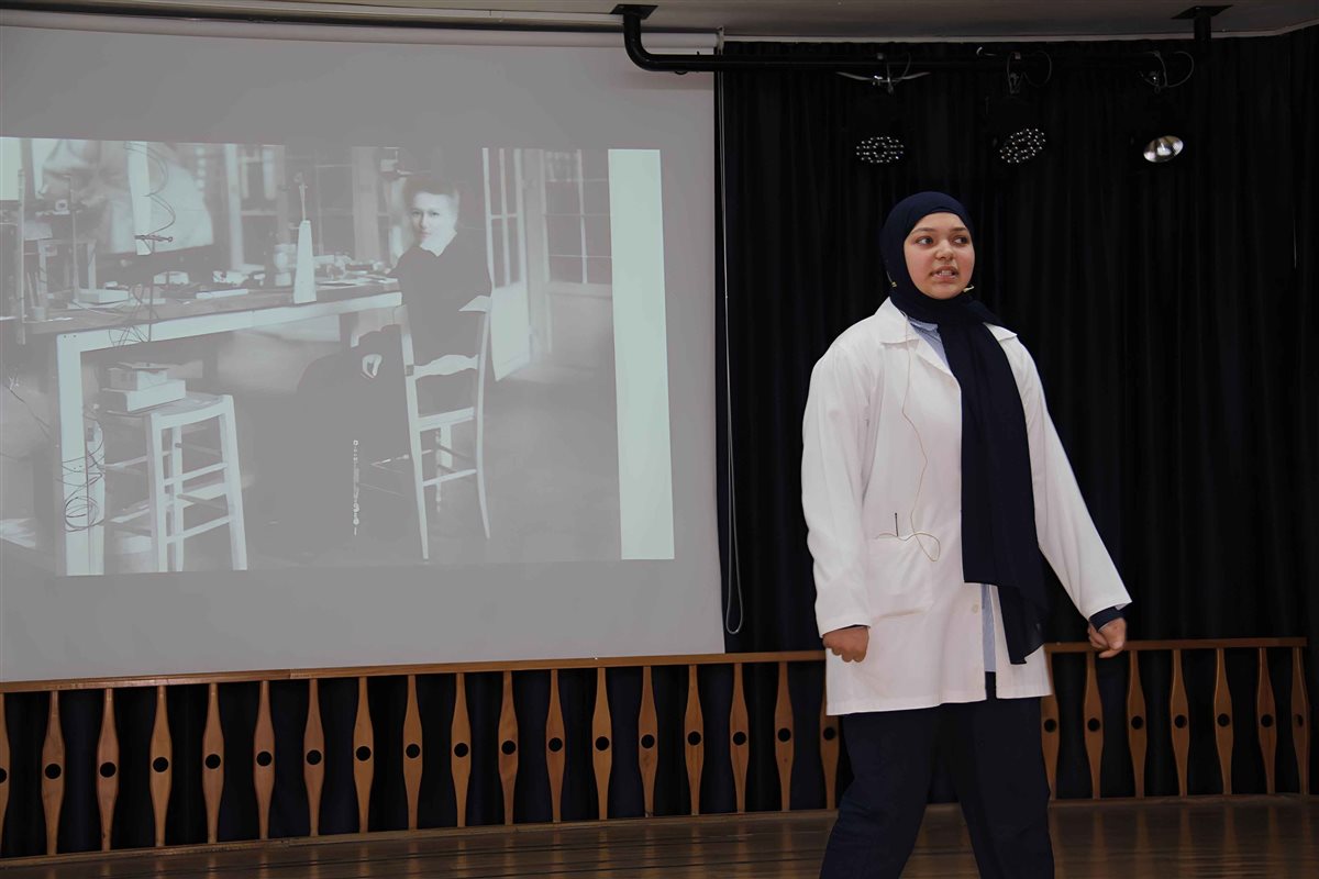 ثانوية السفير استضافت د. جهاد عبود في لقاء حواري ومعرض علمي بعنوان تخبرنا الكيمياء