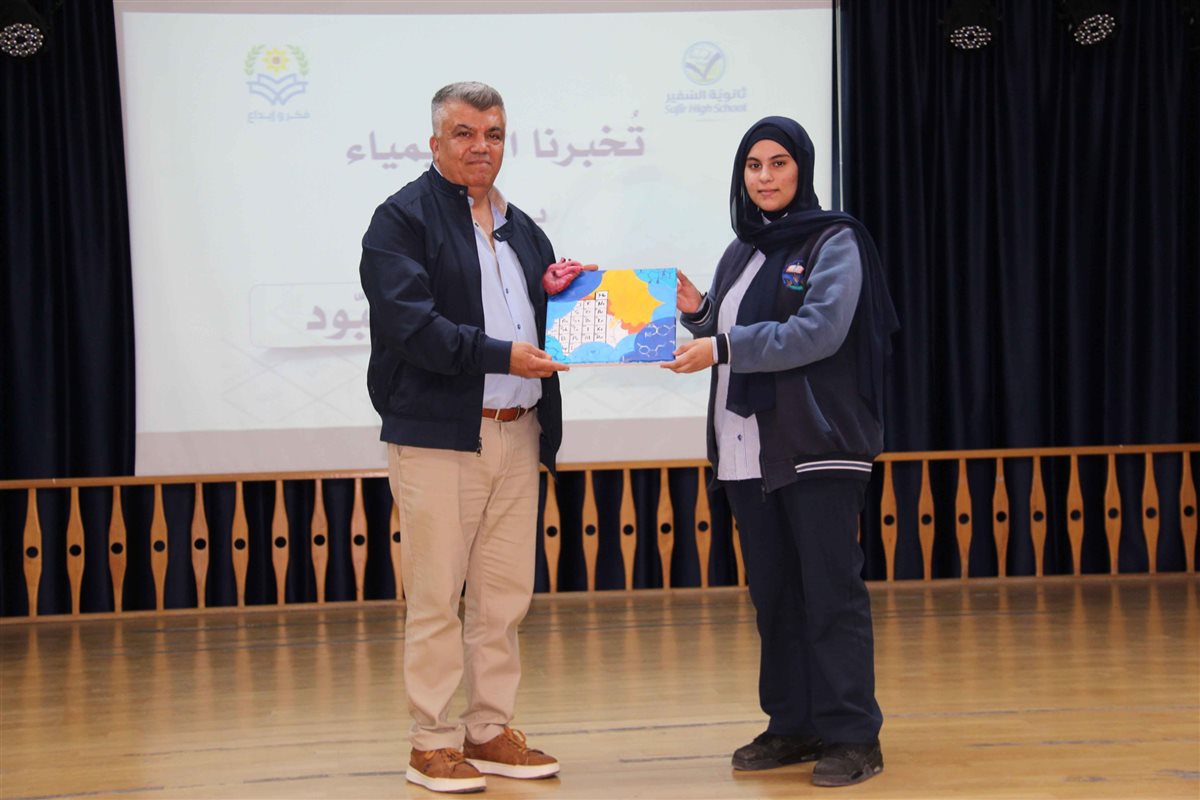 ثانوية السفير استضافت د. جهاد عبود في لقاء حواري ومعرض علمي بعنوان تخبرنا الكيمياء