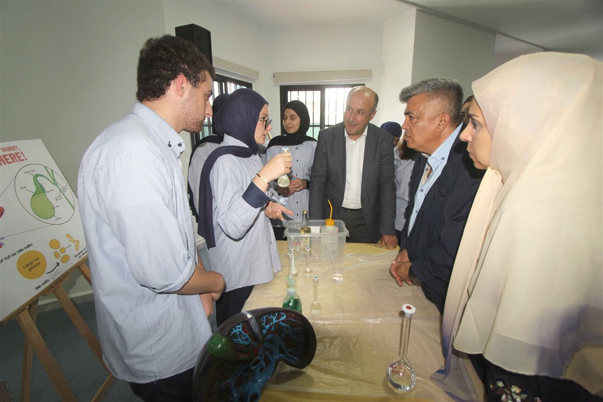 ثانوية السفير استضافت د. جهاد عبود في لقاء حواري ومعرض علمي بعنوان تخبرنا الكيمياء