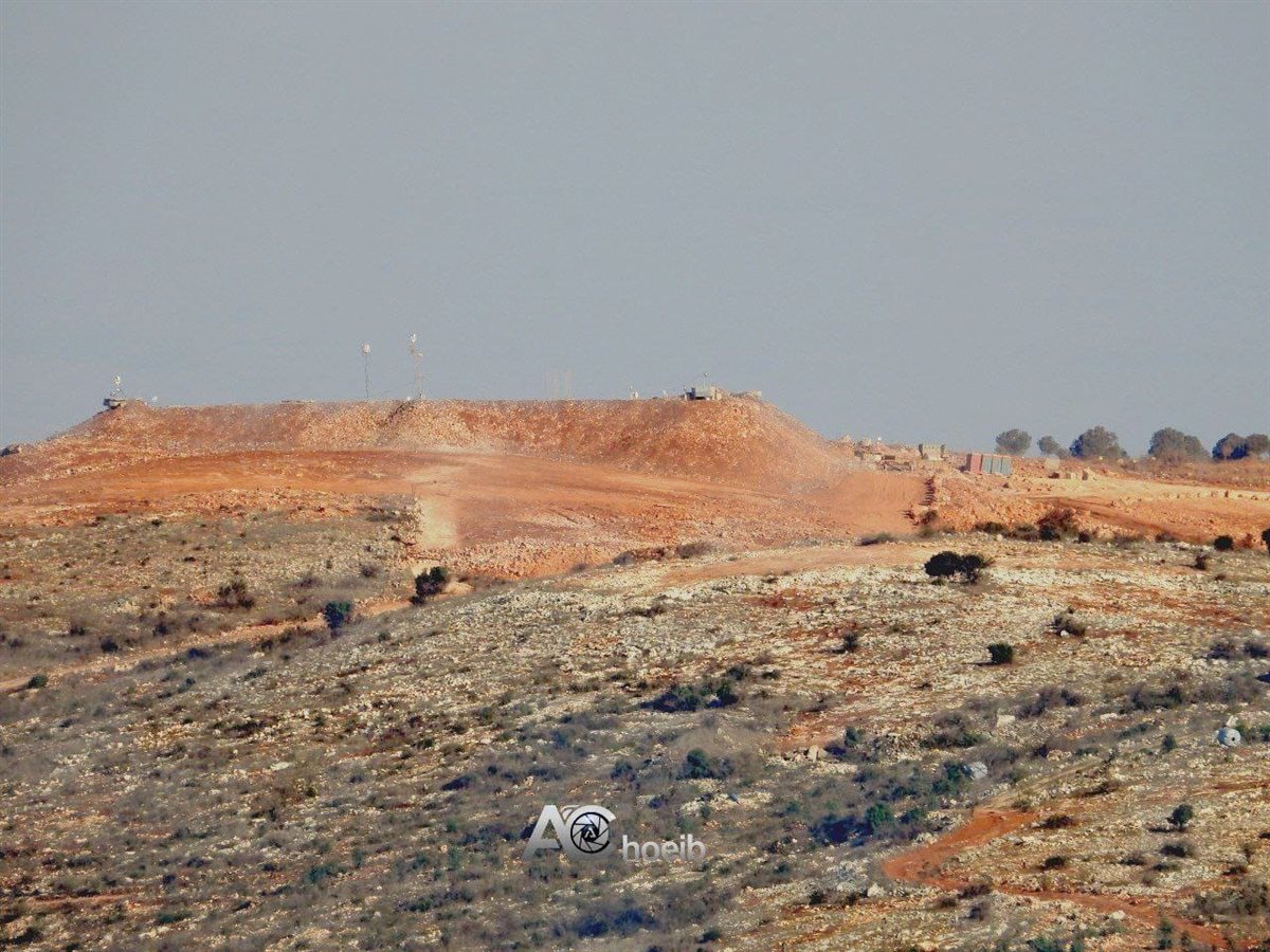 بالصور: توثيق ببناء جدار اسمنتي جديد خلف الخط الأزرق مقابل بلدتي مارون الراس وعيترون