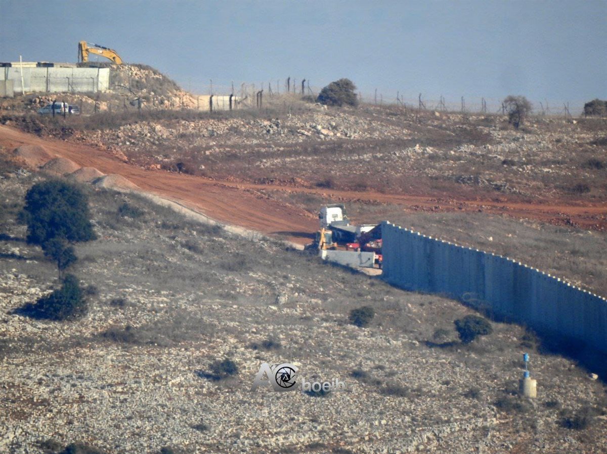 بالصور: توثيق ببناء جدار اسمنتي جديد خلف الخط الأزرق مقابل بلدتي مارون الراس وعيترون