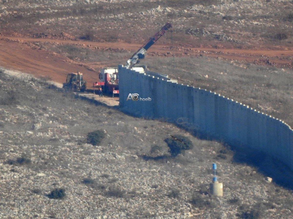 بالصور: توثيق ببناء جدار اسمنتي جديد خلف الخط الأزرق مقابل بلدتي مارون الراس وعيترون