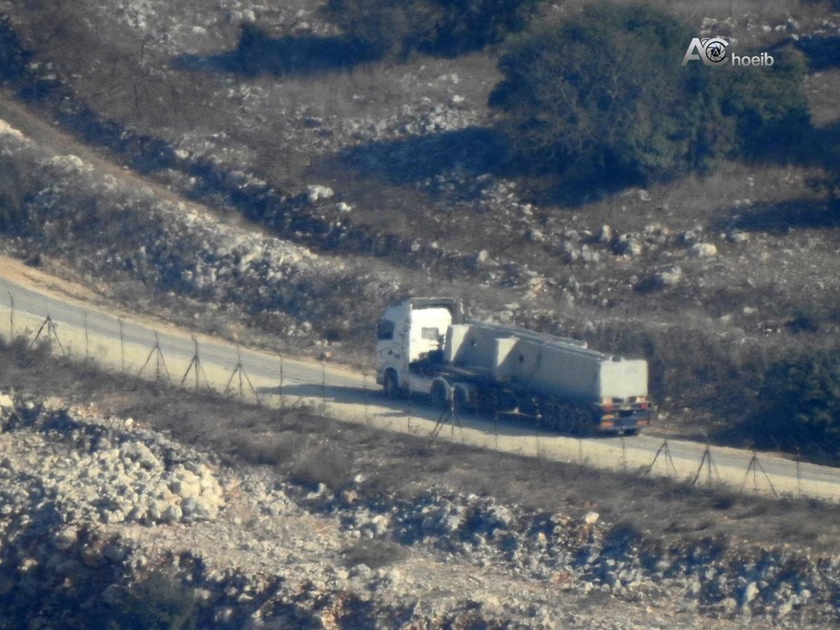 بالصور: توثيق ببناء جدار اسمنتي جديد خلف الخط الأزرق مقابل بلدتي مارون الراس وعيترون