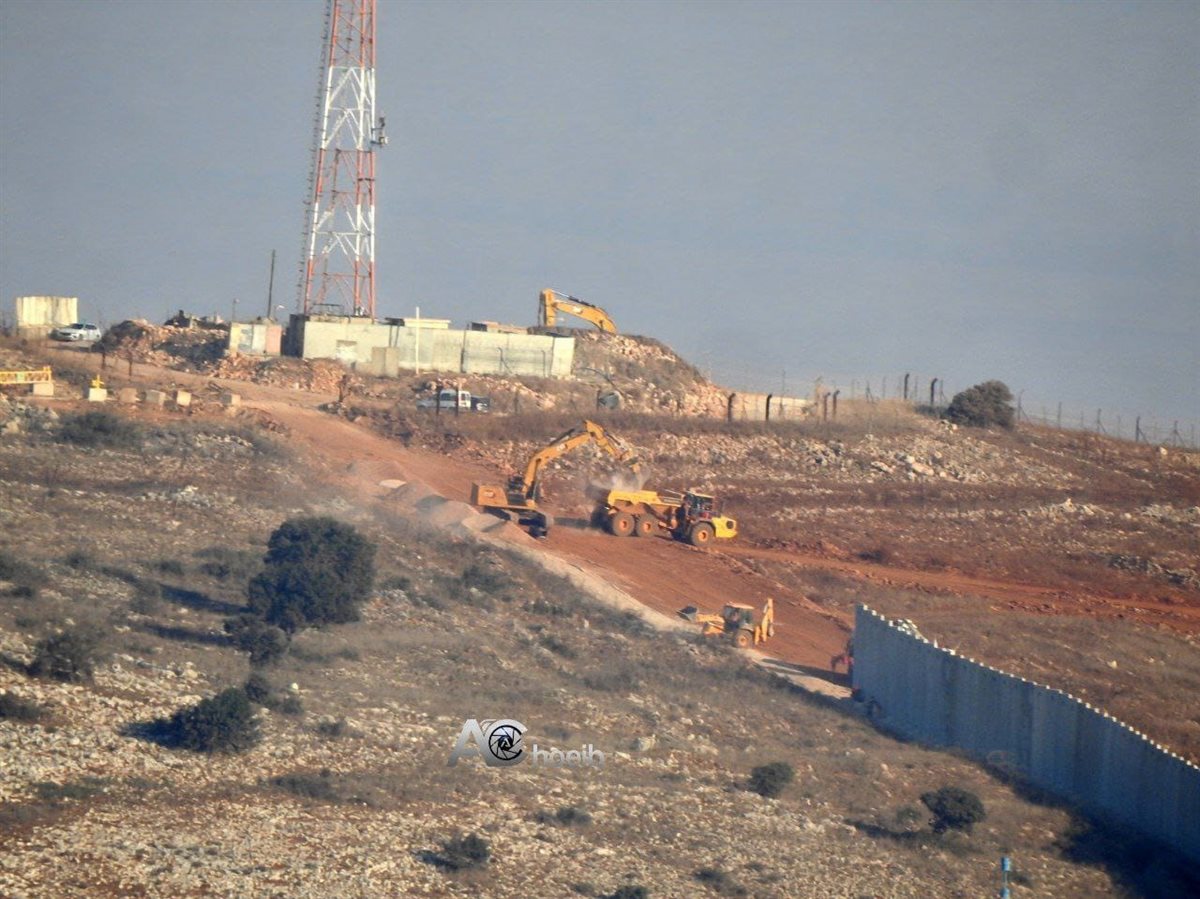 بالصور: توثيق ببناء جدار اسمنتي جديد خلف الخط الأزرق مقابل بلدتي مارون الراس وعيترون