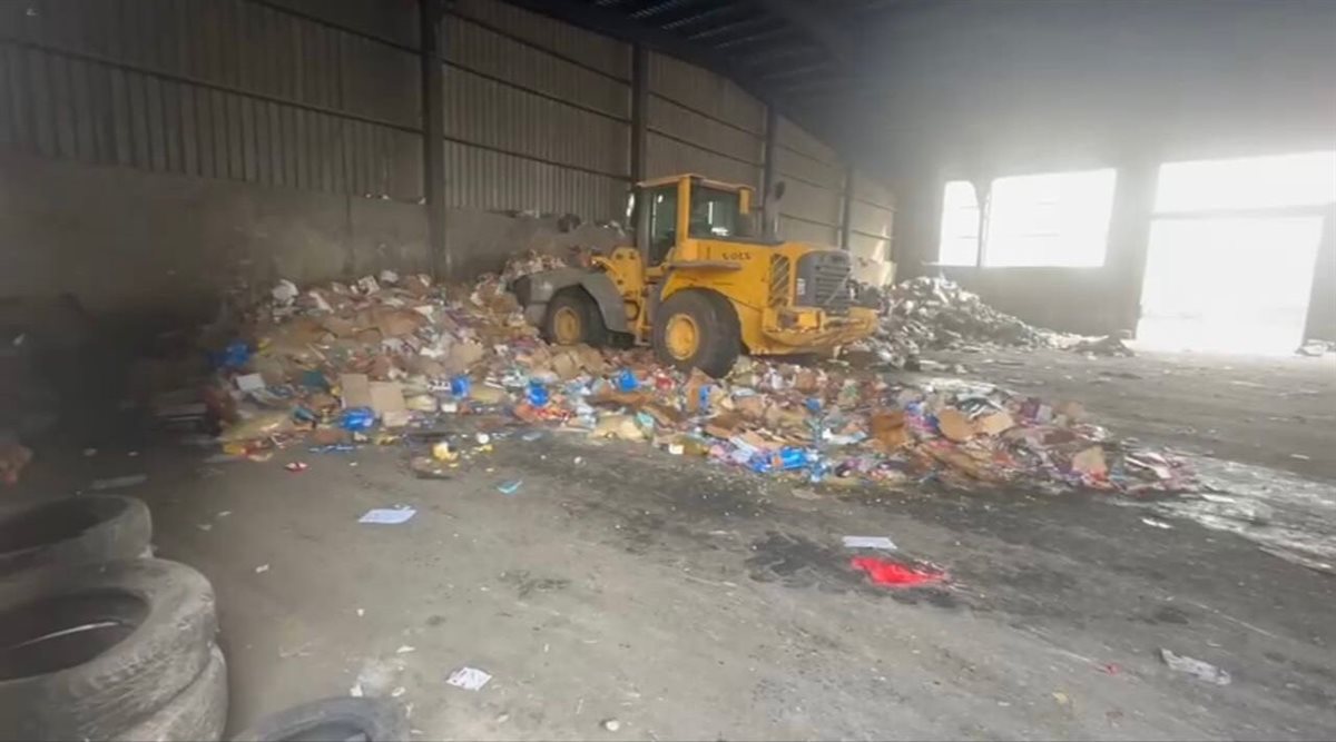 ختم مستودعات وضبط مواد غذائية فاسدة... الأمن يوقف المتورطين