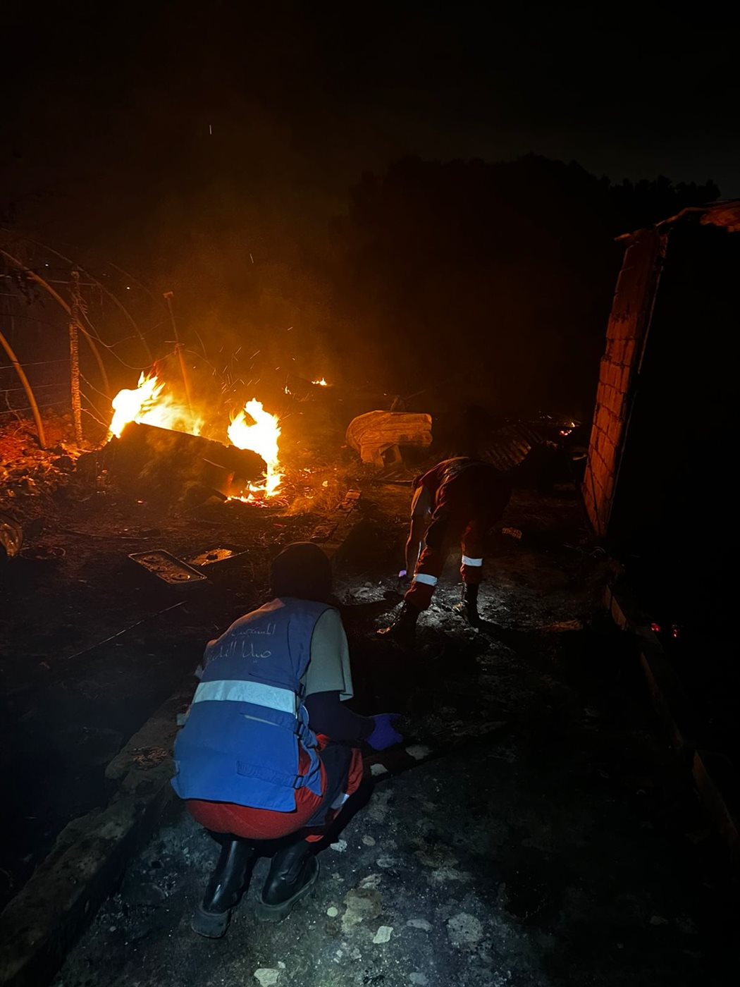 بالصور: نتيجة ماس كهربائي... احتراق خيمة للنازحين