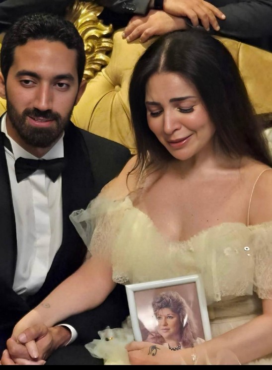 لم تستطع حبس دموعها.. مي عز الدين تبكي في عقد قرانها إليكم السبب (صور)