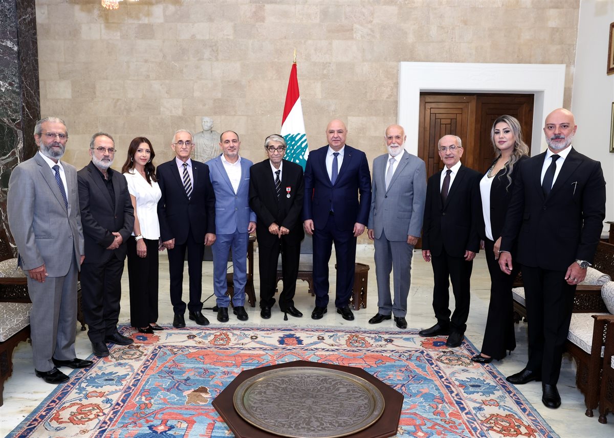 رئيس الجمهورية قلد الفنان صلاح تيزاني (أبو سليم) وسام الاستحقاق اللبناني الفضي ذي السعف