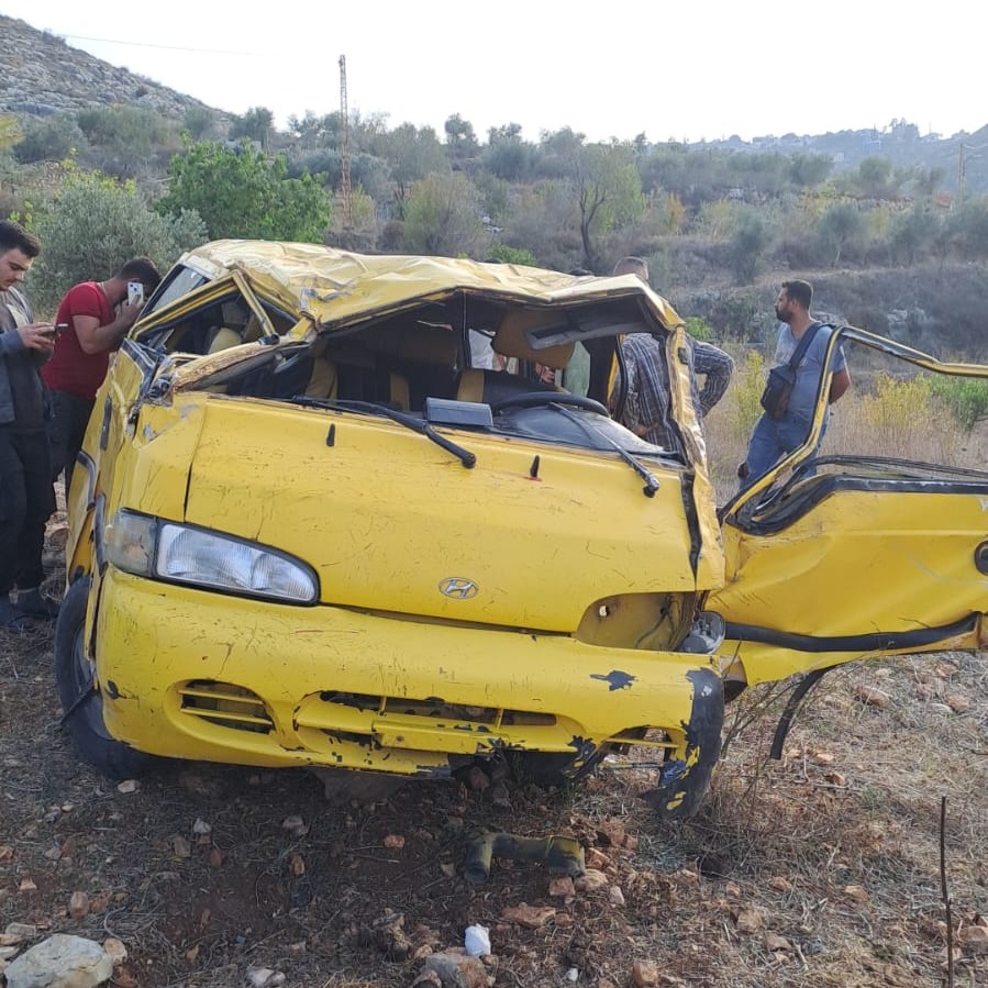 اصابة 13 طالبا بجروح بإنقلاب باص لنقلهم في منطقة صور