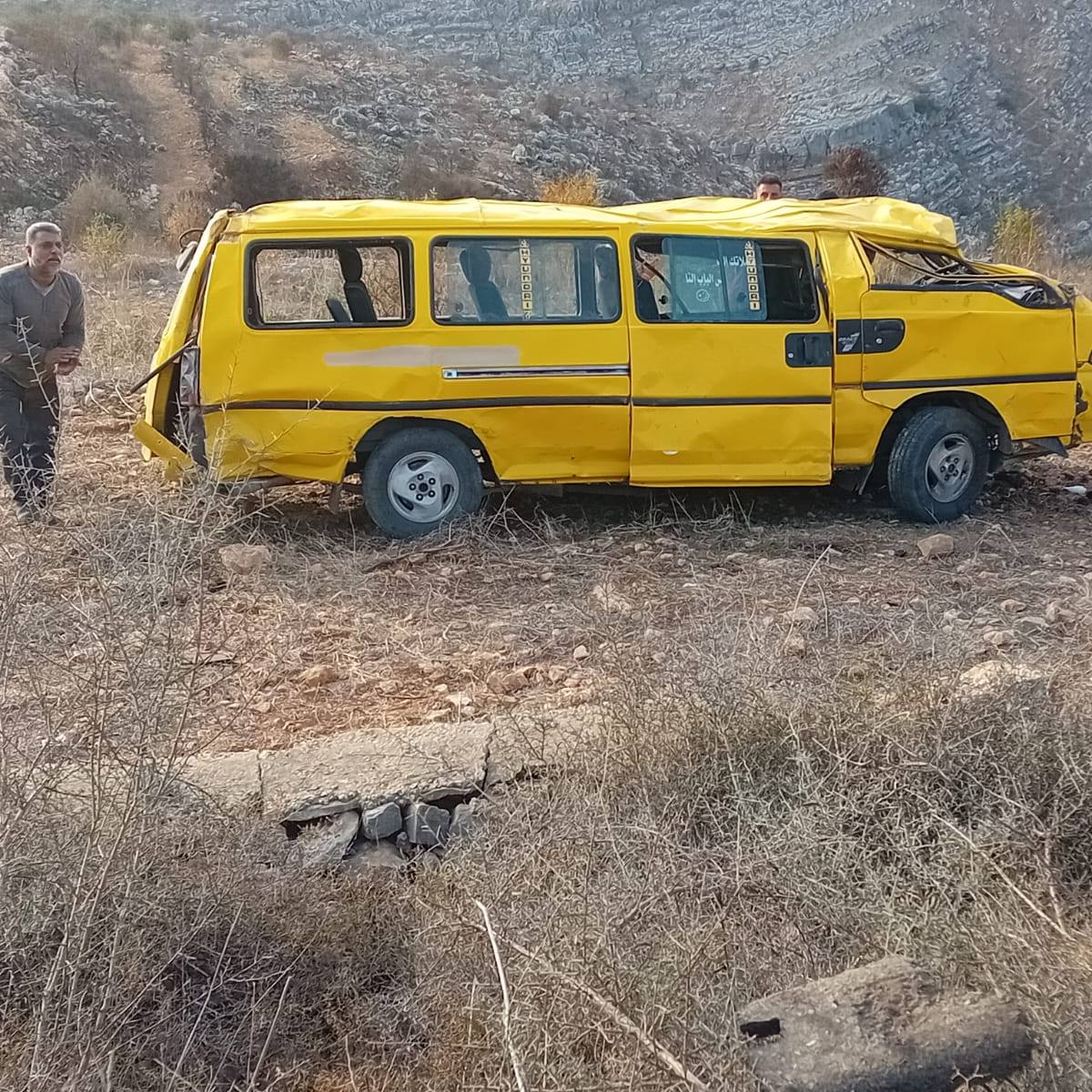 اصابة 13 طالبا بجروح بإنقلاب باص لنقلهم في منطقة صور