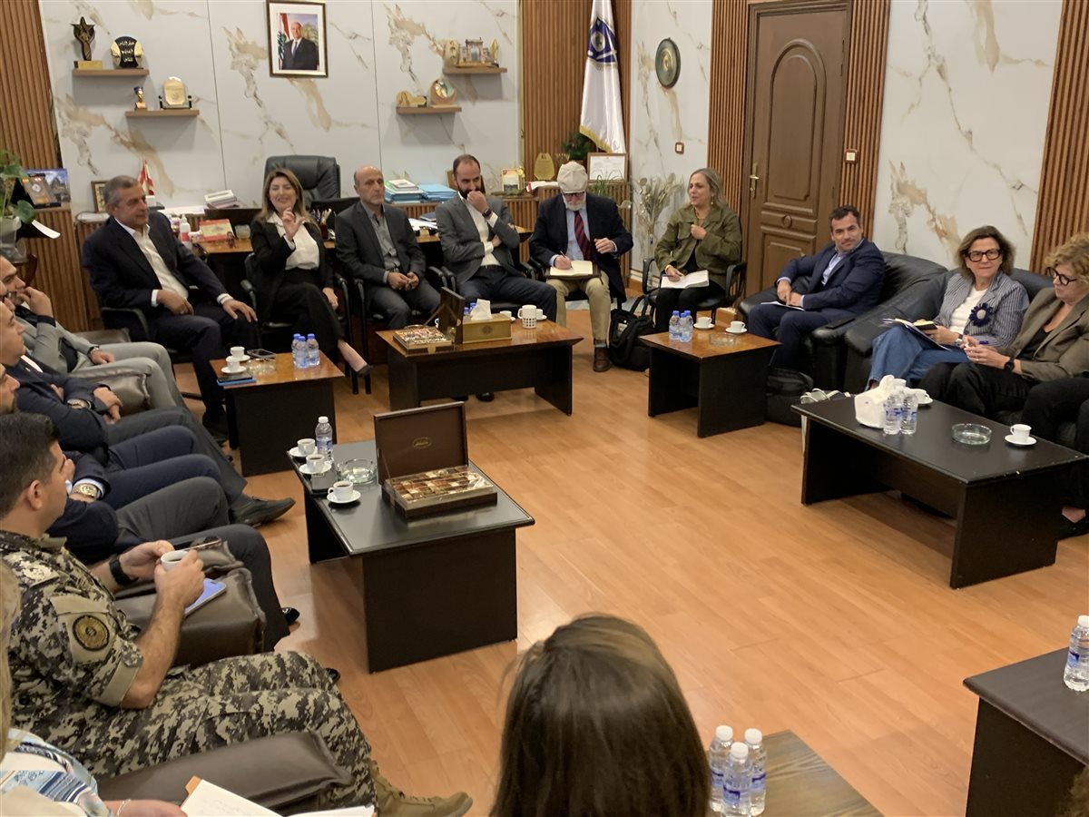 محافظ النبطية تبحث مع وفد أوروبي - دولي دعم إعادة الإعمار وإحتياجات الجنوب