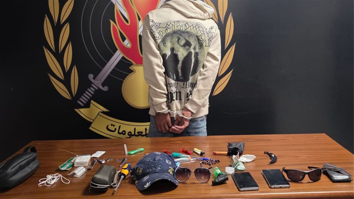 يمعن في السلب والنشل... منتحل صفة أمنية في قبضة الأمن